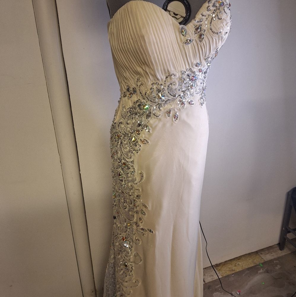 By Johnny Cream and Silver Strapless Gown with Sweetheart Neckline Size 4 - Picture 2 of 12